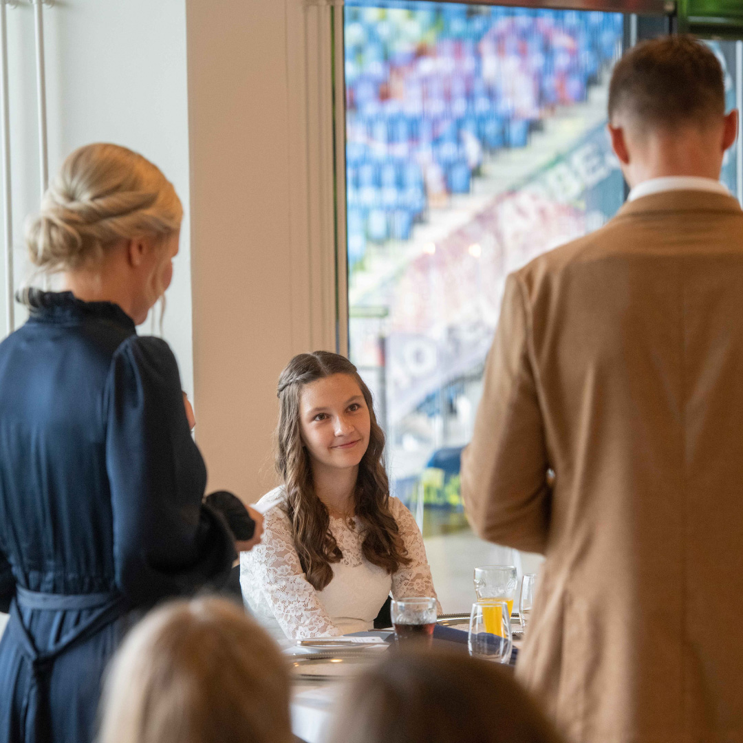 Forældre holder tale til konfirmand på Blue Water Arena