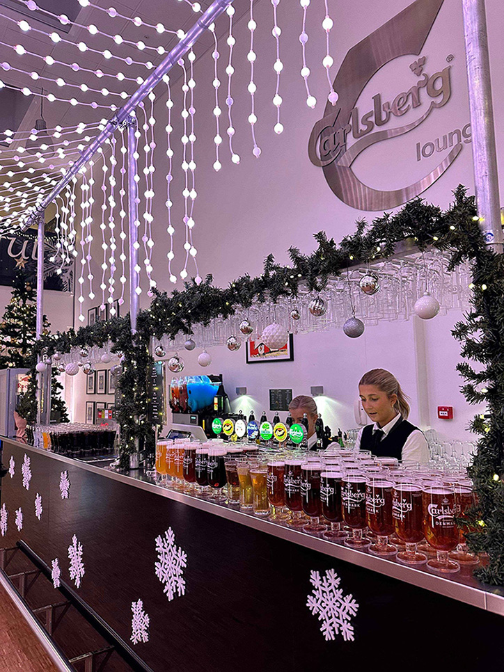 Den Store Julefrokost bar servering med øl, sodavand og vin.