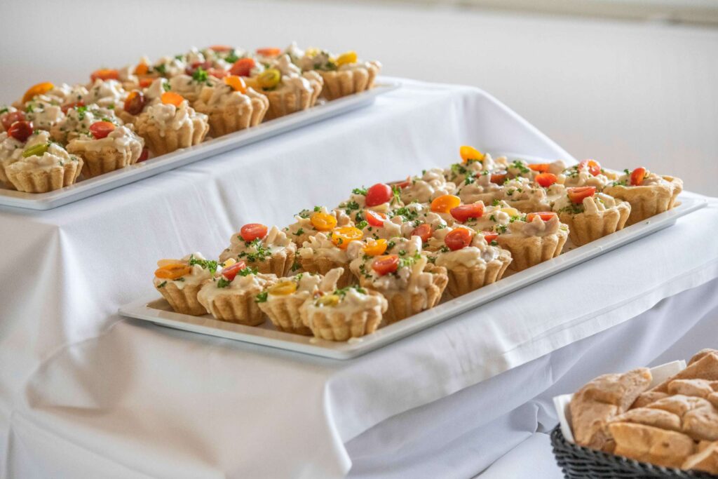 Tarteletter pyntet med friske tomater og persille på buffet til konfirmation hos Esbjerg Konference