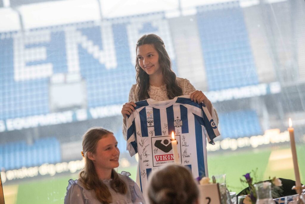 Konfirmand med EfB trøje, som er signeret med autografer fra EfB-spillere