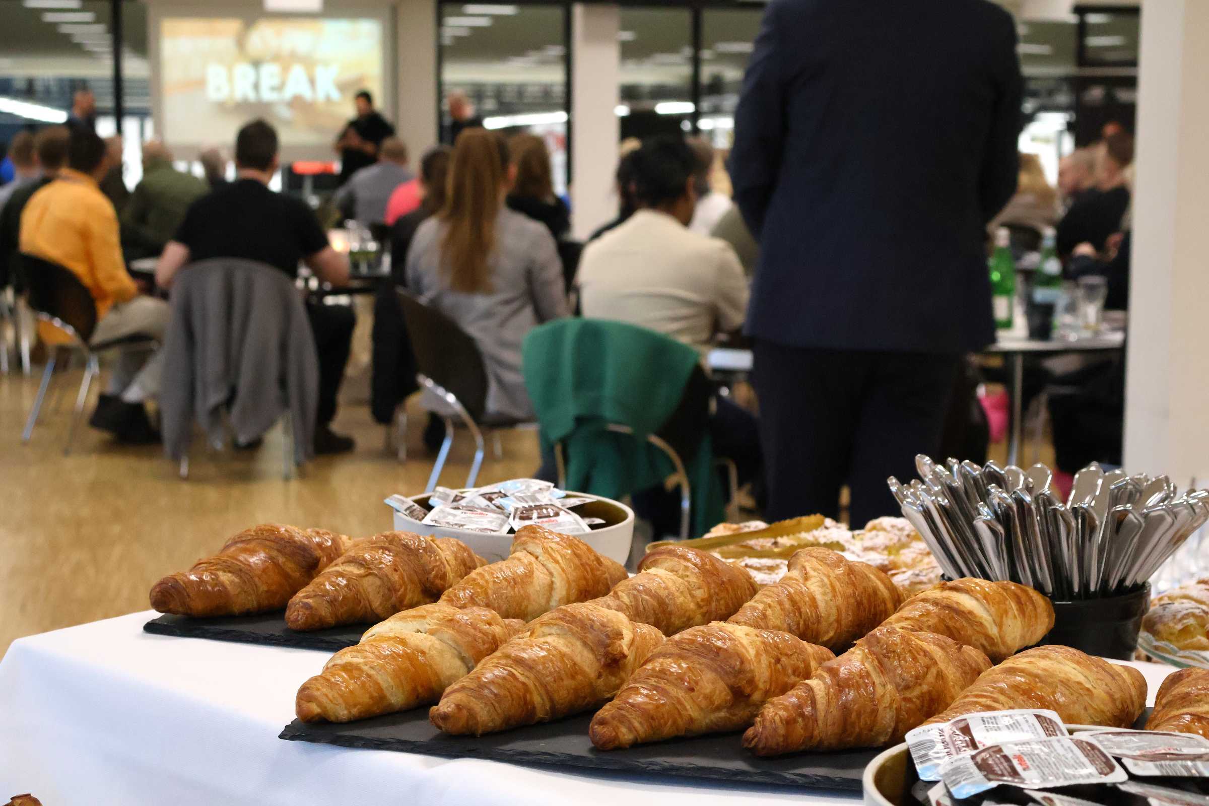 Croissanter og kage til forplejning i pausen til møde
