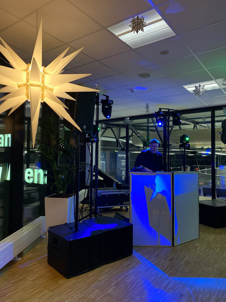 DJ spiller musik til julefrokost med lys, højtalere og festlig belysning i Claus Sørensen Loungen hos Esbjerg Konference & Event.