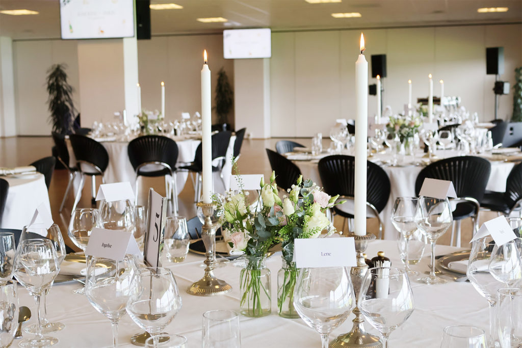 Elegant borddækning til bryllup med blomster tilpasset brudebuket
