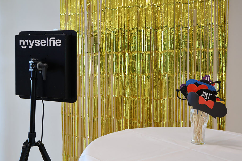 “MySelfie fotostation med guldbaggrund og rekvisitter klar til sjove billeder ved fest hos Esbjerg Konference & Event.