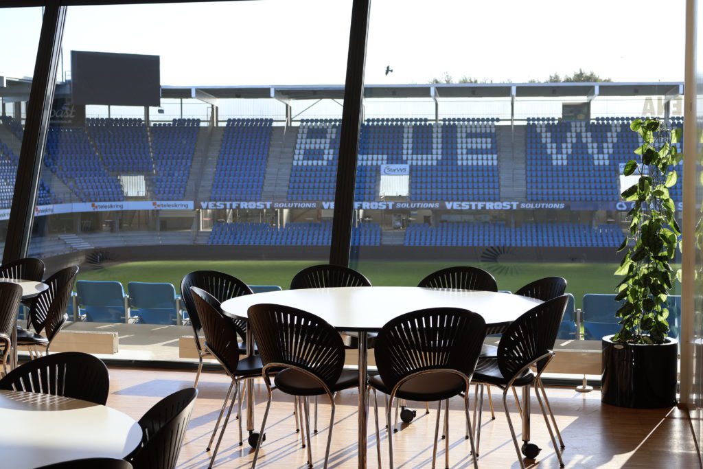 Carlsberg Lounge 3 med store panoramavinduer og udsigt over Blue Water Arena – perfekt til møder, events og selskaber med stadionstemning.