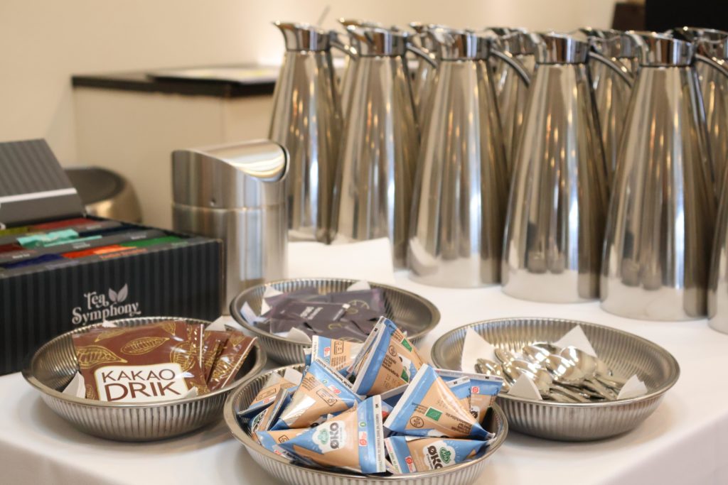 Kaffe og te kander på buffet med mælk, tebreve og kakao i sølvfade