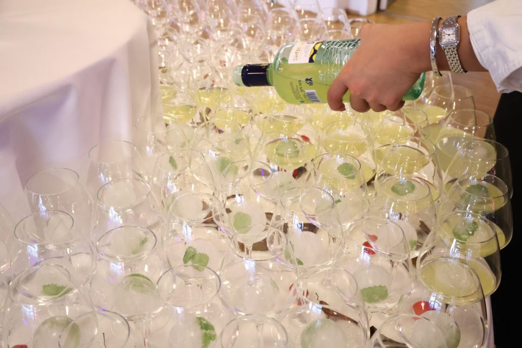 De sidste forberedelser før gæsterne ankommer – når glassene fyldes til velkomstdrink, og stemningen langsomt begynder at boble.