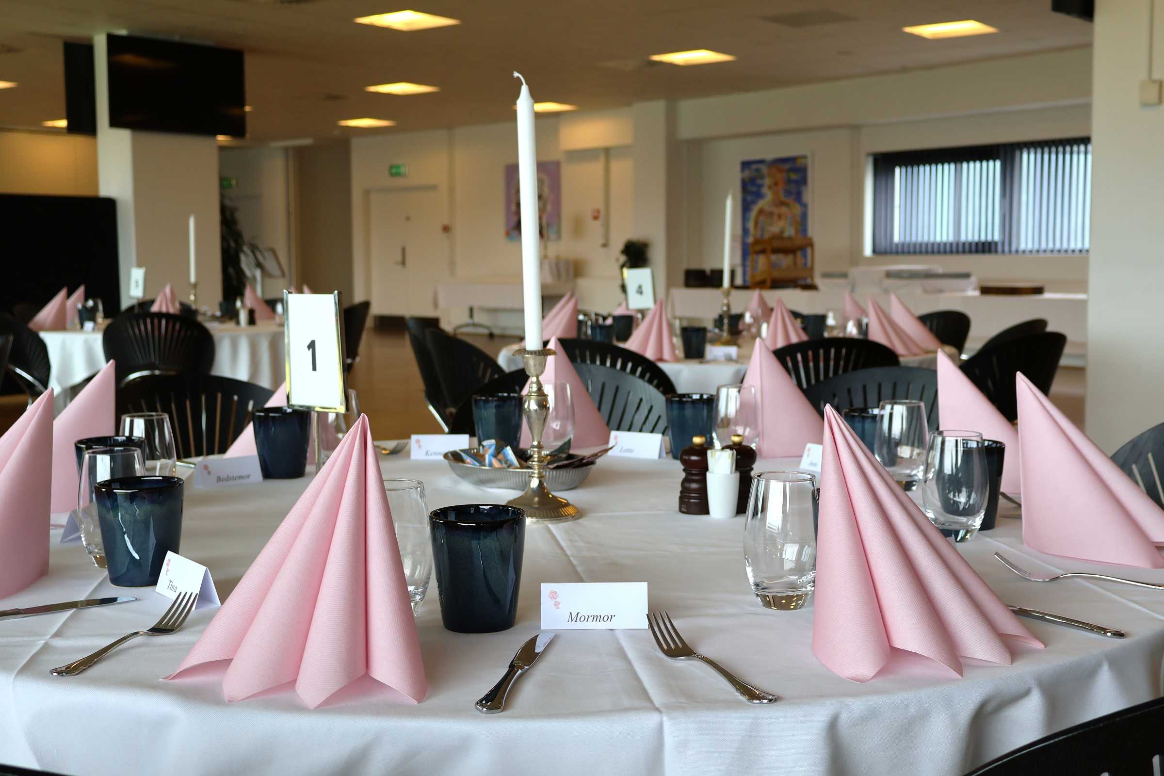 Lokale klar til barnedåb for pige med lyserrøde servietter og opstilling til brunchbuffet