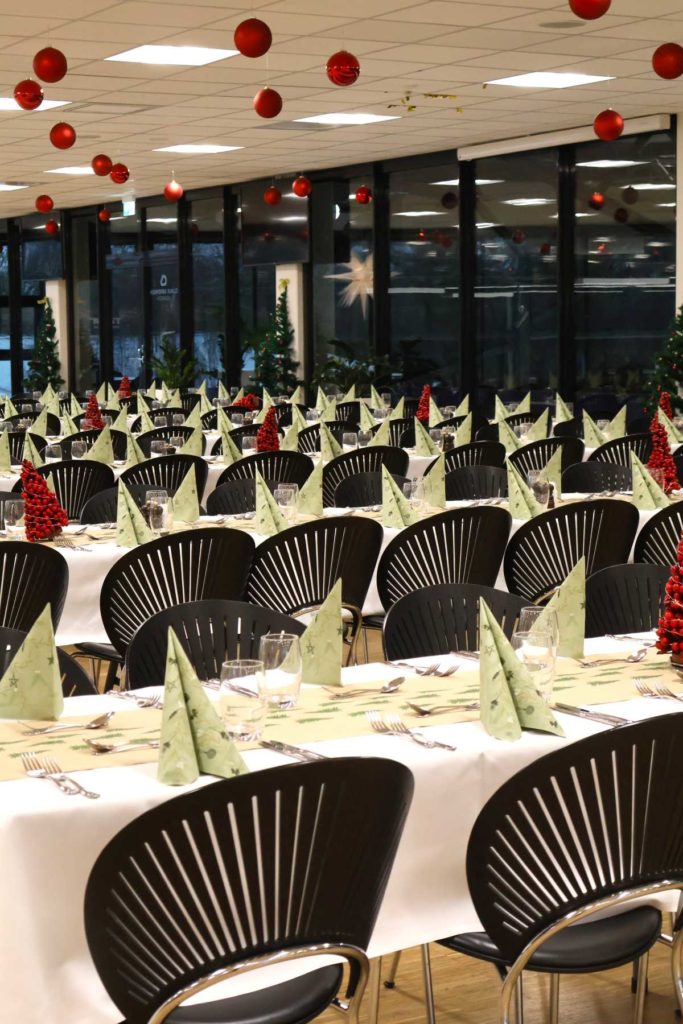 Julefrokost i Claus Sørensen Lounge med udsigt til Granly Hockey Arena. Pyntet op med røde julekugler i loftet, røde juletræer på bordene og jule-bordløber og servietter
