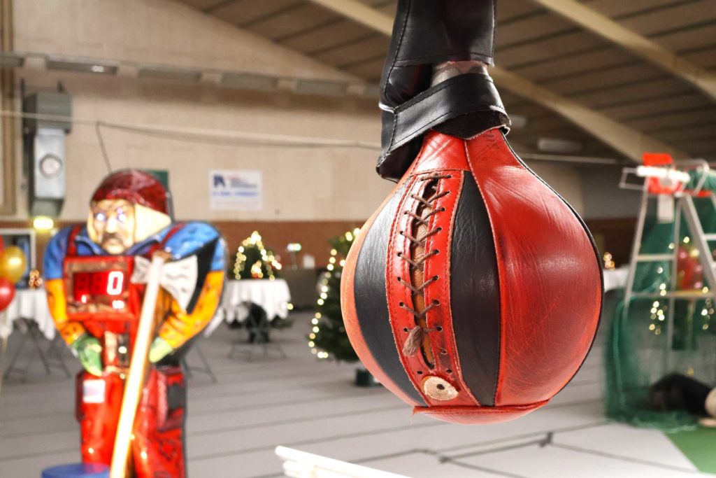 Underholdning til julefrokost med forskellige aktiviteter i tennishal inden middag