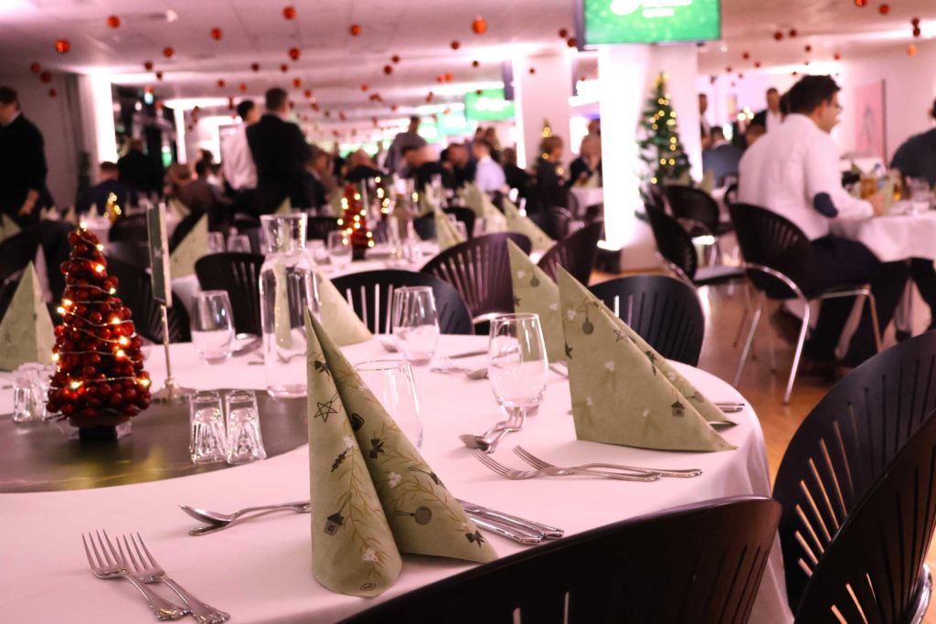 Julefrokost i Carlsberg Loungen hvor gæster nyder mad fra buffeten