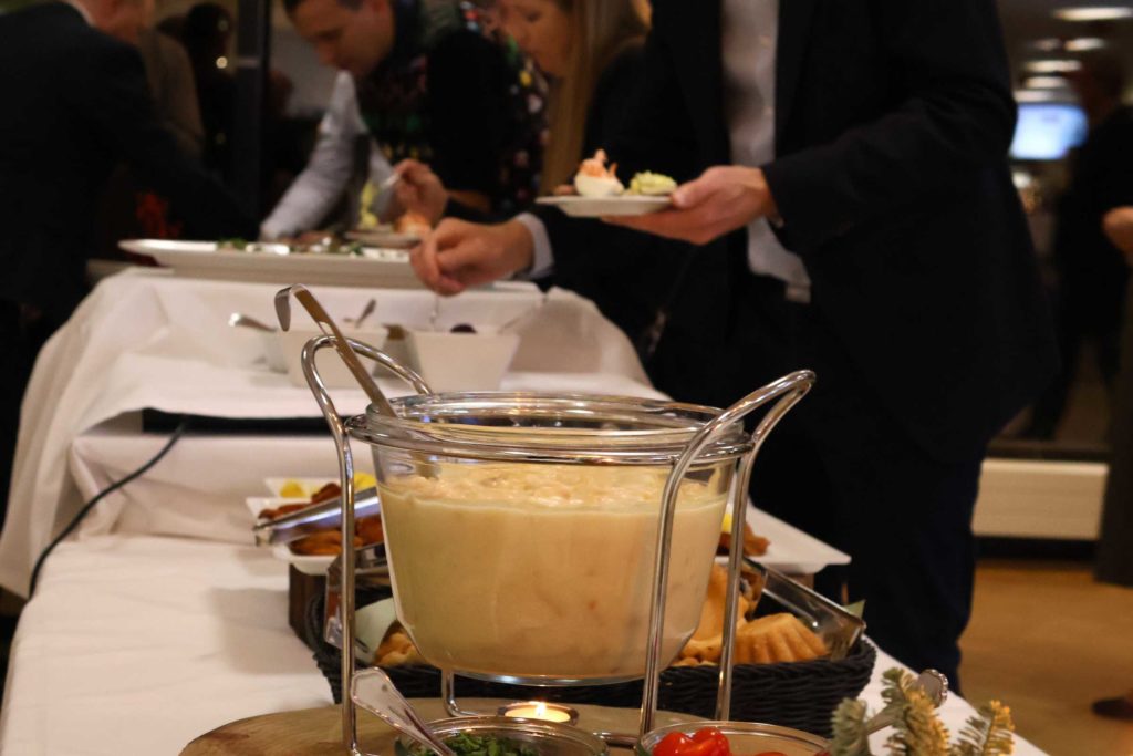 Gæster nyder af julebuffeten med alt i koldt, lunt og sødt til julefrokost hos Esbjerg Konference & Event