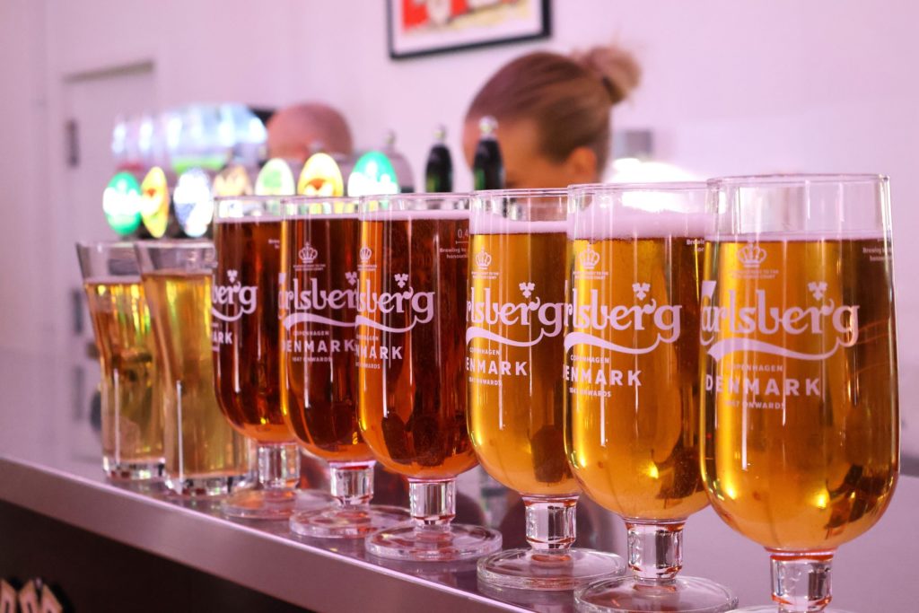 Øl og cider på bar til Den Store Julefrokost klar til feststemte gæster