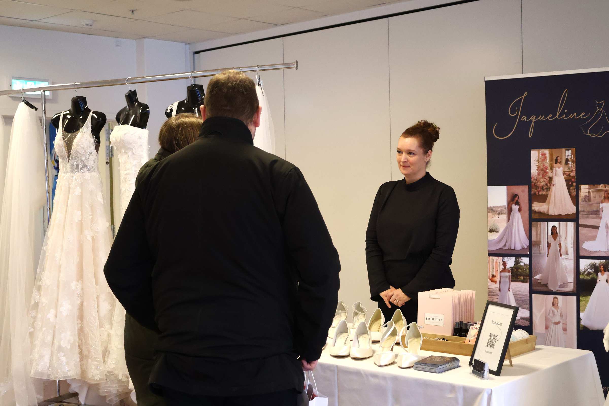 Jaqueline Brudekjoler til Esbjerg Festmesse der snakker med gæster om brudekjoler