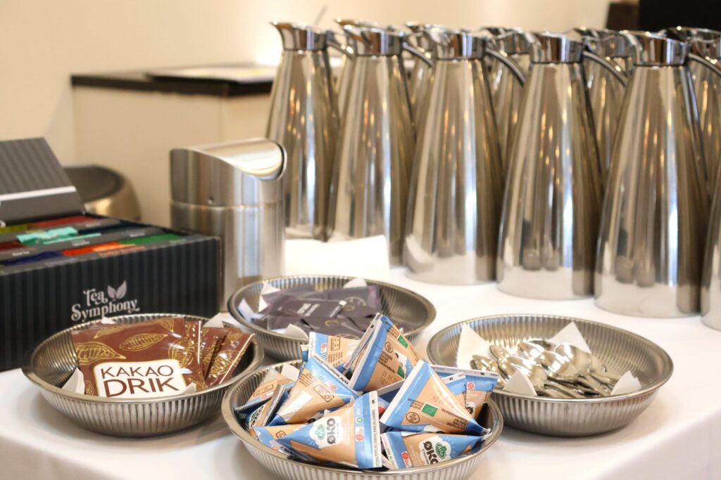 Kaffebuffet med kaffe, te vand, kakao, mælk, te, sødemiddel og skeer