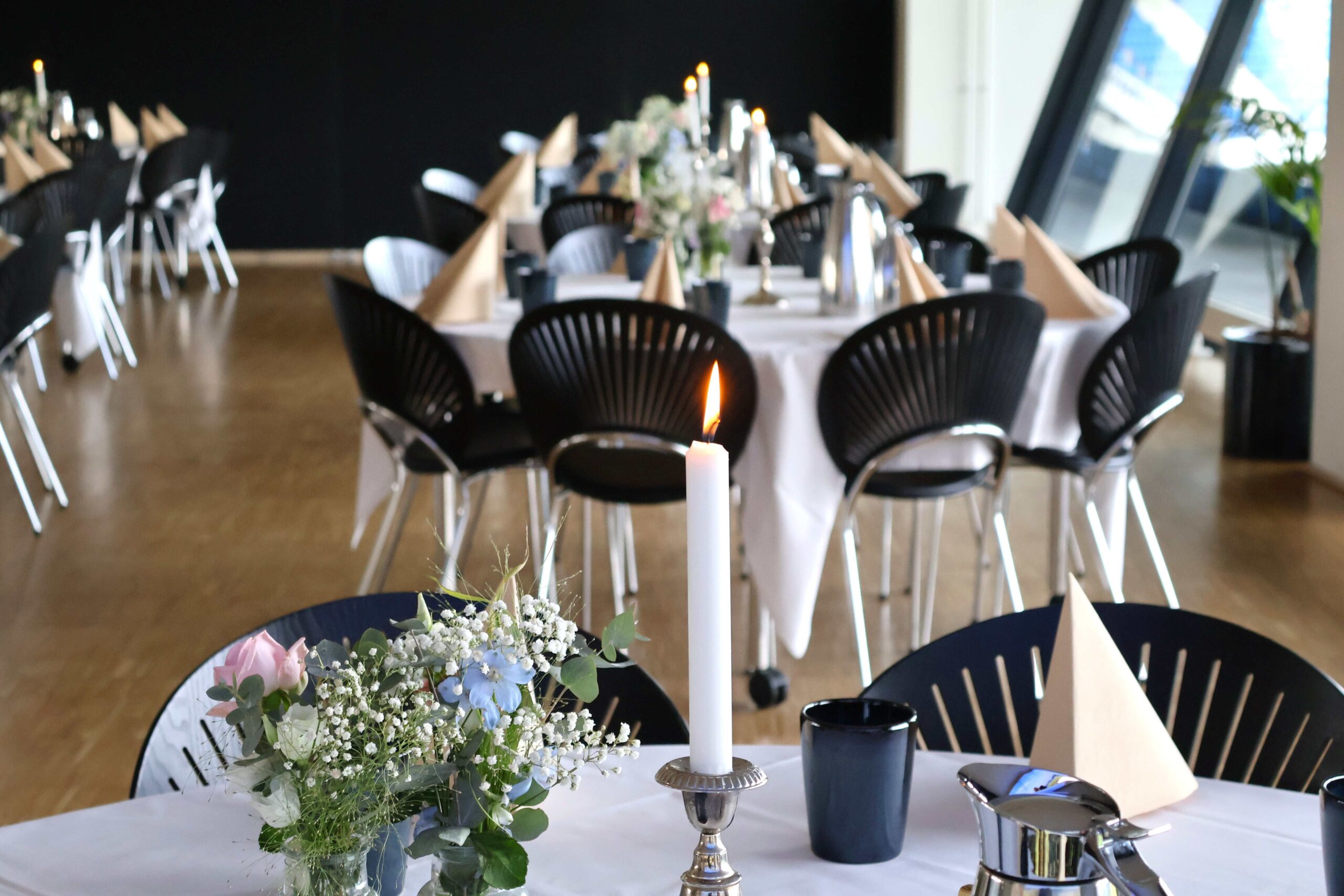 Mindesamvær i Carlsberg Loungen på Blue Water Arena med levende lys og blomster