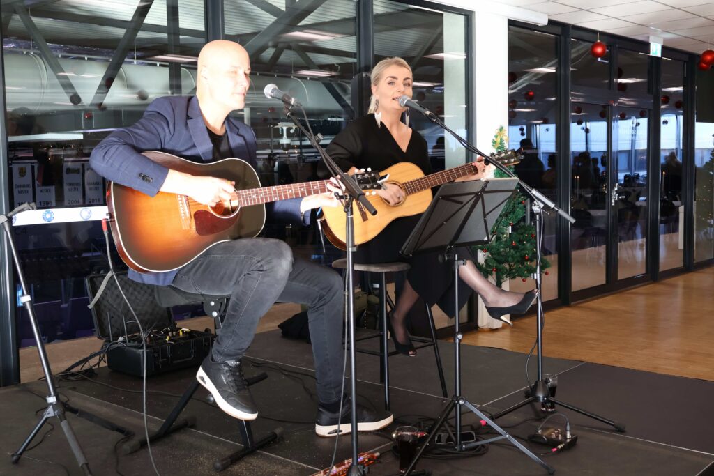 Anja og guitarist spiller og synger på scene til reception i Claus Sørensen Loungen