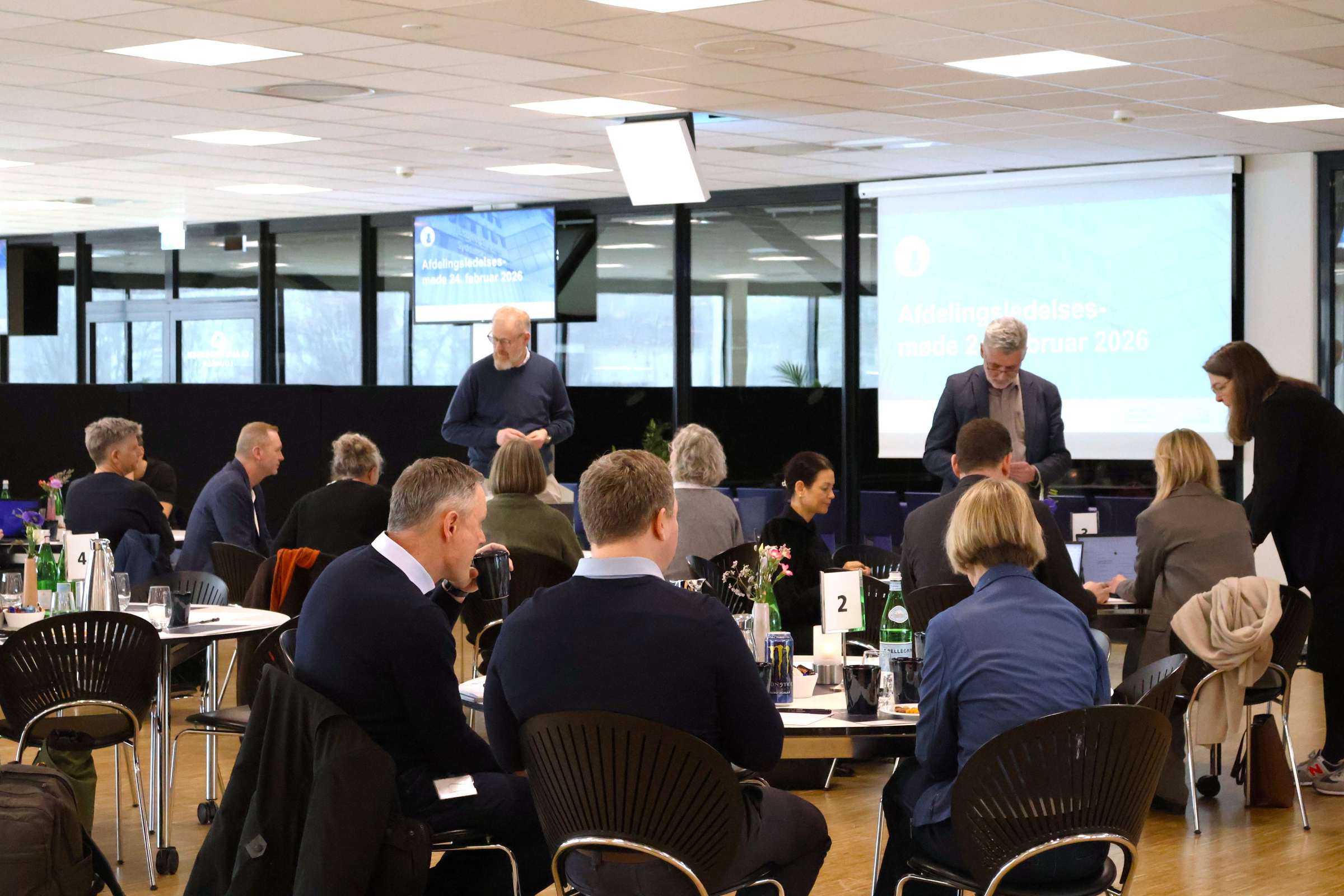 Møde og oplæg i Claus Sørensen Lounge med pause hvor gæster drikker kaffe og snakker