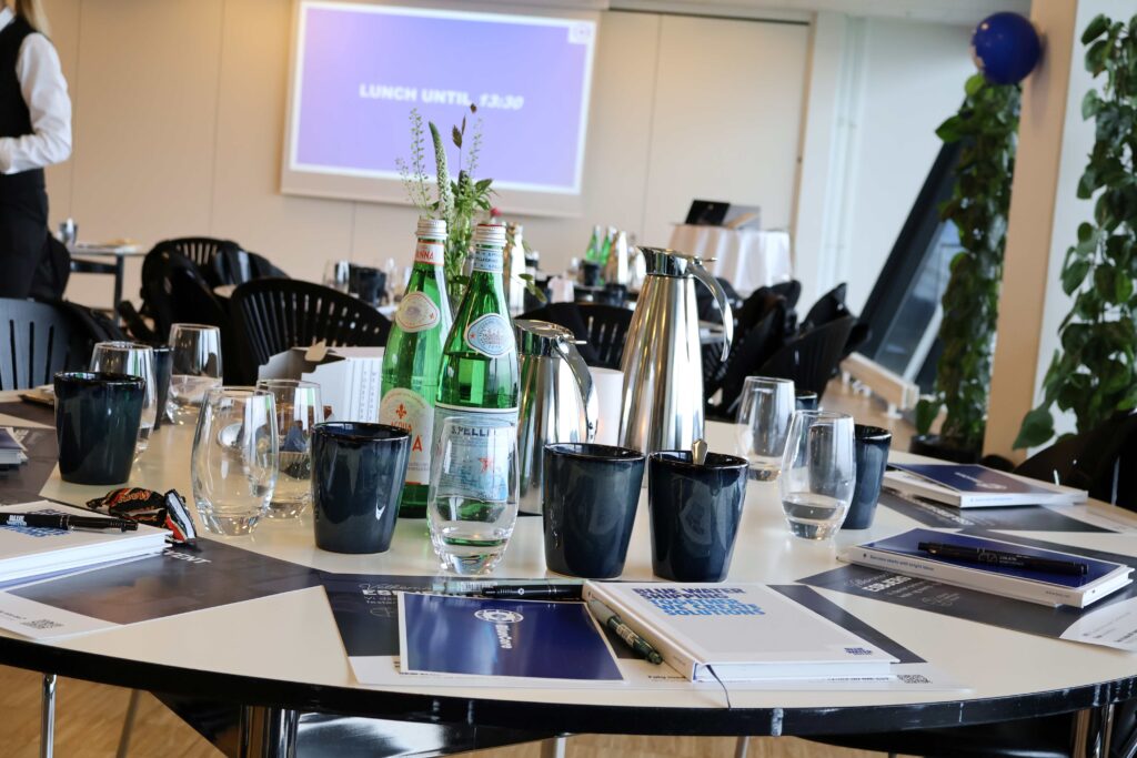 Carlsberg Lounge 1 opdækket til møde hvor mødedeltagerne netop er gået til pause