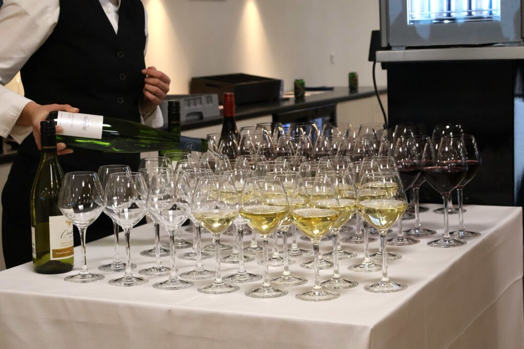 Tjener skænker vin op på vinbuffet til reception i Esbjerg