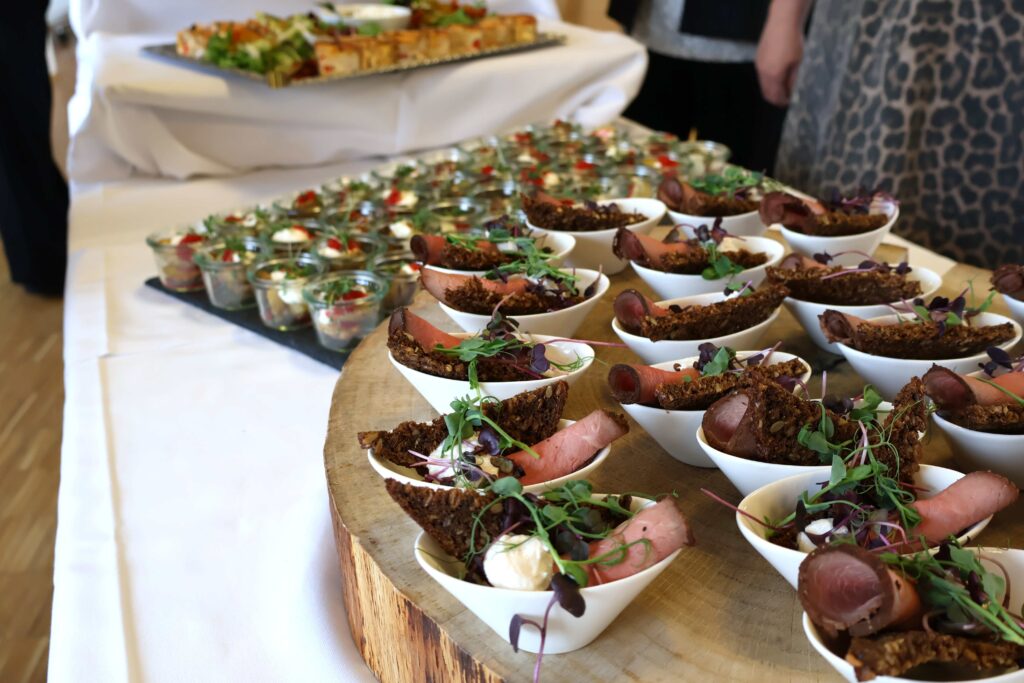Små anretninger i hvide skåle til reception på buffet