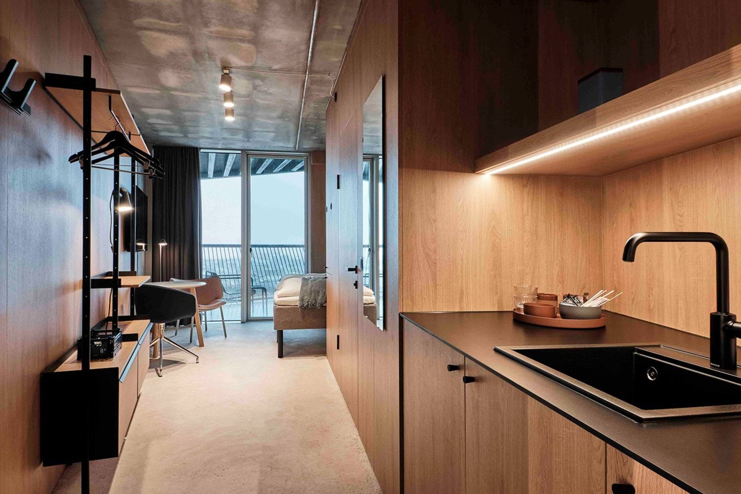 The Room - A Place To Hotel Esbjerg med tekøkken og udsigt over Esbjerg