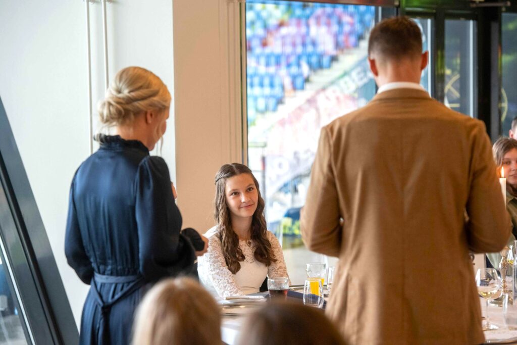 Konfirmandforældre holder tale for konfirmanden til konfirmation på Blue Water Arena