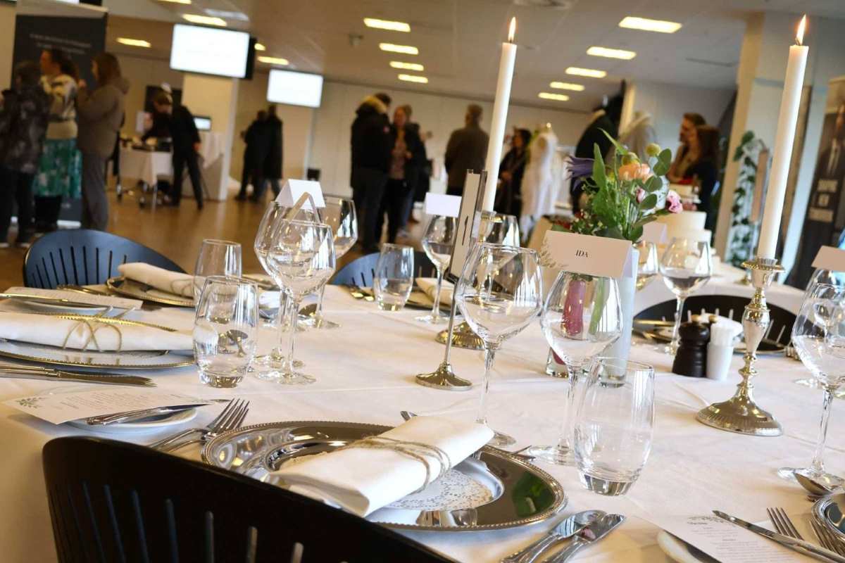 Esbjerg Festmesse med opdækkede borde, udstillinger, udstillere og gæster