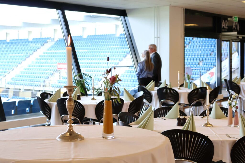 Par betragter udsigten til Blue Water Arena i lokalerne hos Esbjerg Konference & Event til reception