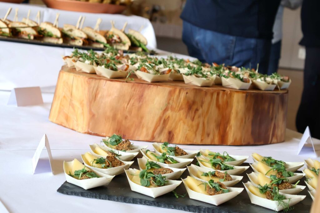 Forplejning til reception med små anretninger på buffetbord