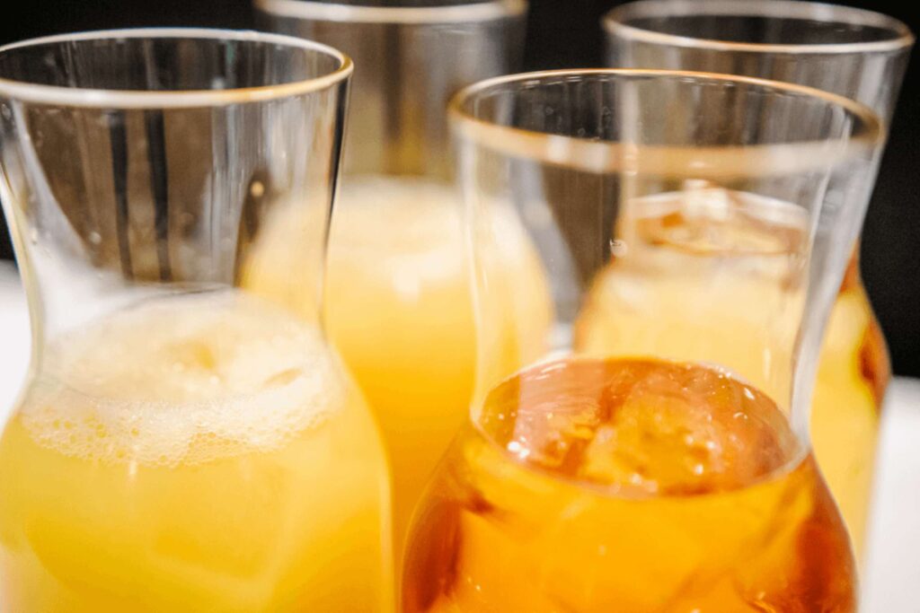 Æble- og appelsinjuice i glaskander på buffet til brunch
