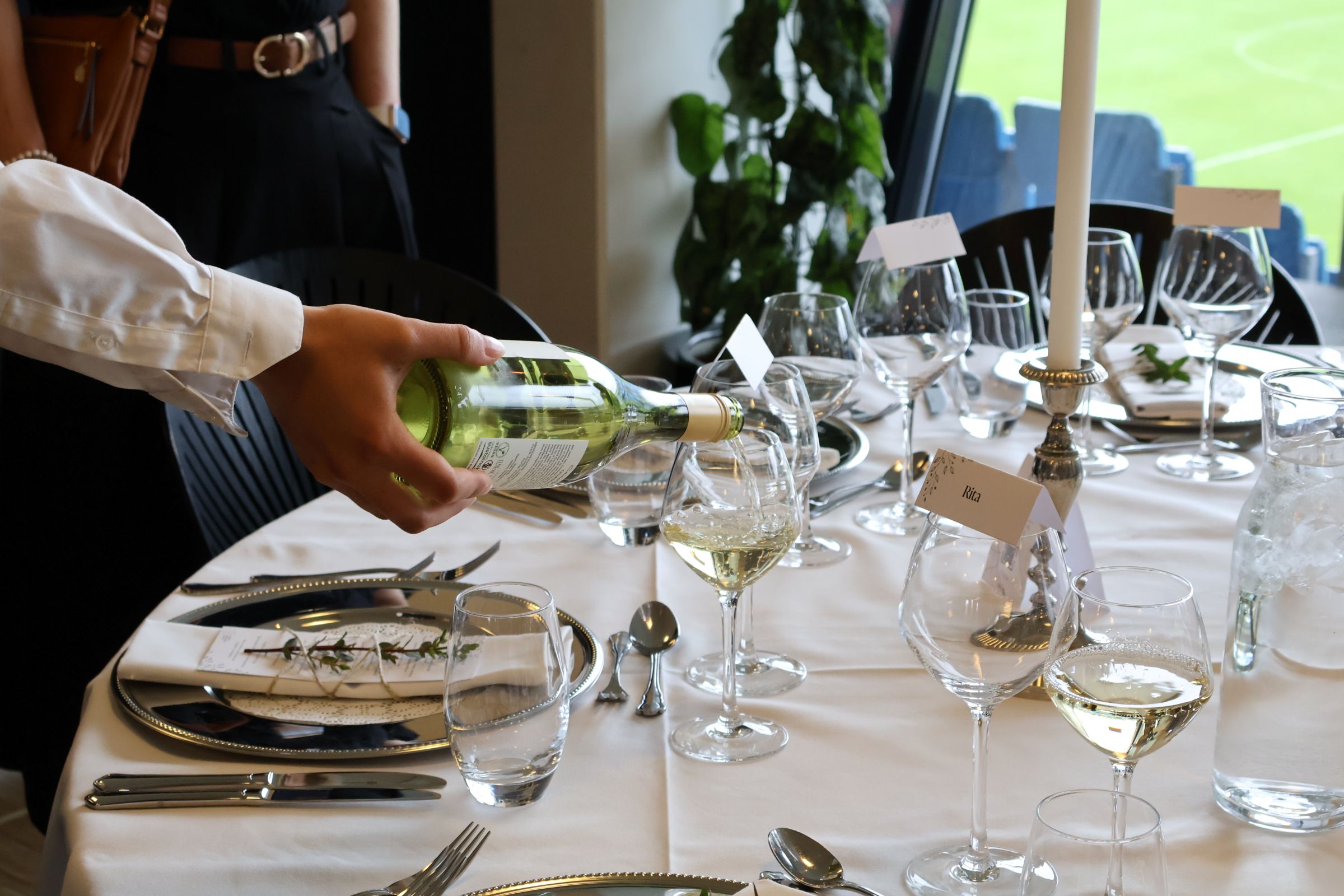 Tjener skænker vin til konfirmation med udsigt til Esbjerg Konference & Event