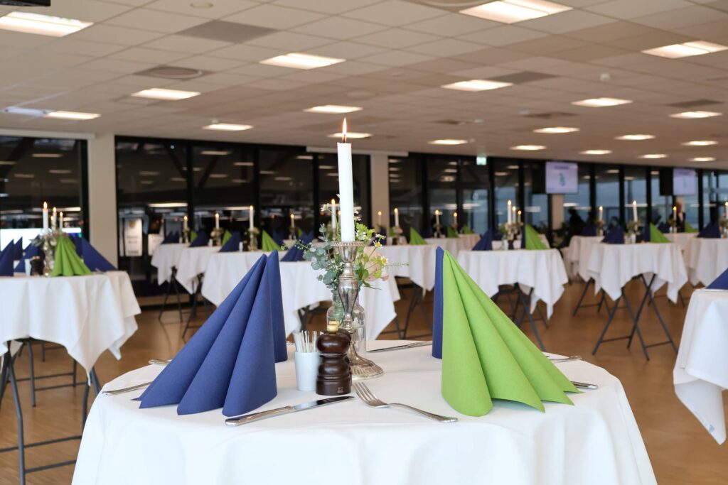 Reception i Claus Sørensen Lounge med ståborde og servietter i blå og grønne farver