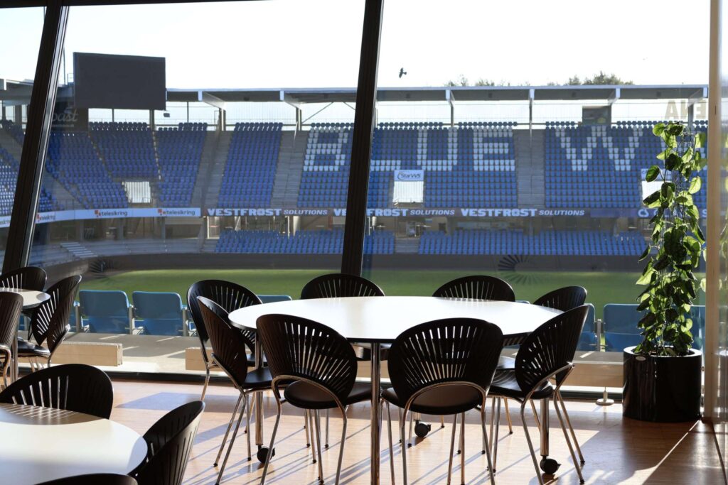 Carlsberg Lounge 3 med store panoramavinduer og udsigt over Blue Water Arena – perfekt til møder, events og selskaber med stadionstemning.