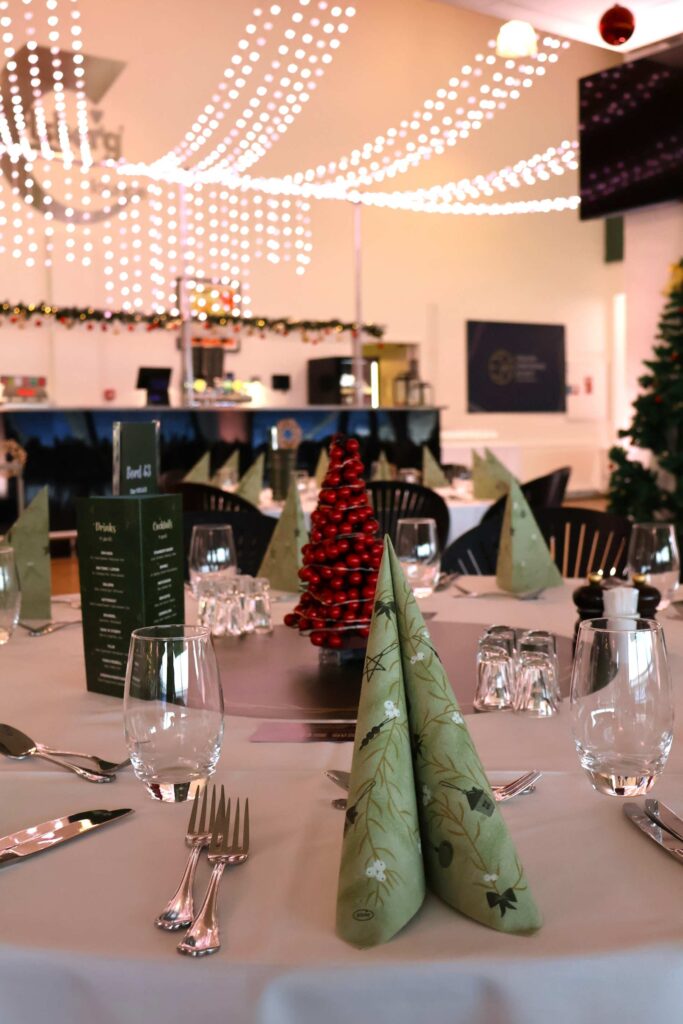 Den Store Julefrokost i Carlsberg Loungen med bar i baggrunden og lys