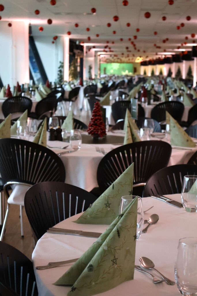 Julefrokost i Carlsberg Loungen med udsigt til grønsværen på Blue Water Arena