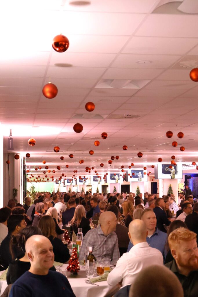 Gæster i Carlsberg Loungen på Blue Water Arena til julefrokost