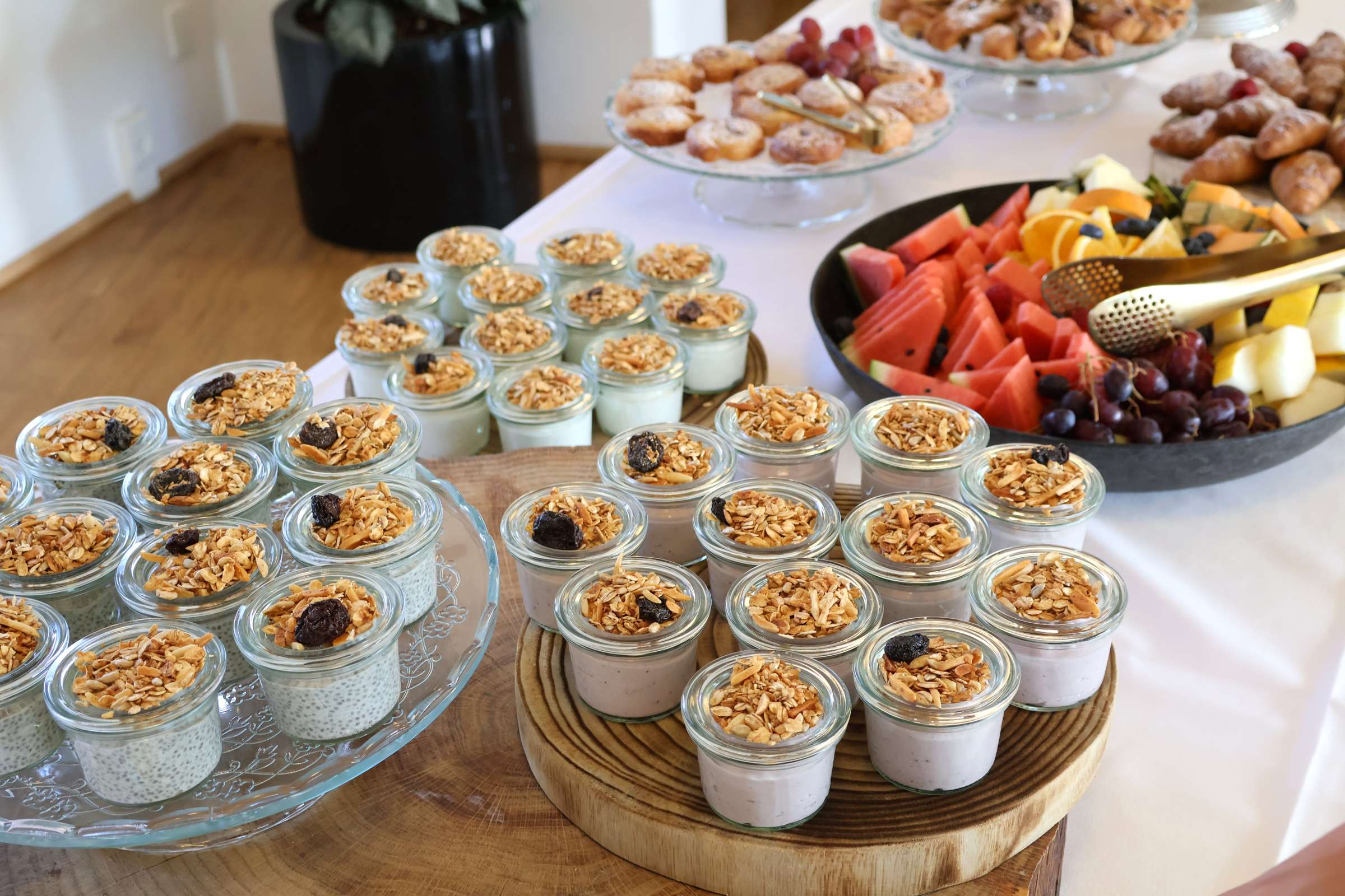 Morgenmadsbuffet med frugt, chiagrød, wienerbrød, brød og æg til mødedag