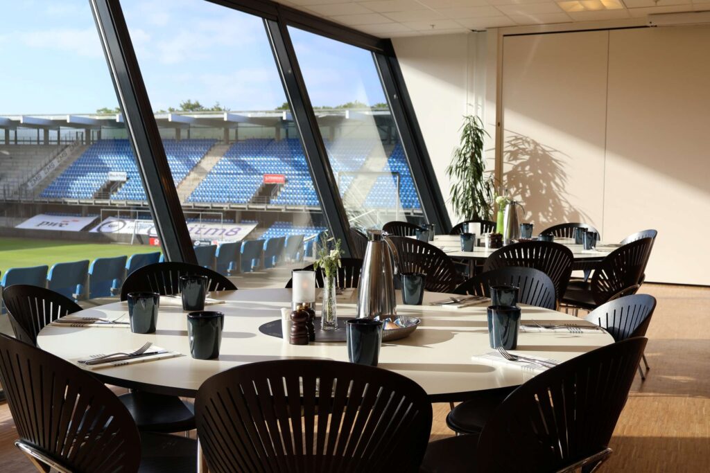 Mødeopdækning i Carlsberg Loungen med udsigt til Blue Water Arena klar til mødedag med forplejning