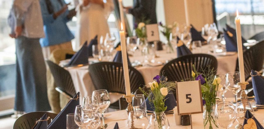 Lys og pynt på bordene til konfirmation i Esbjerg