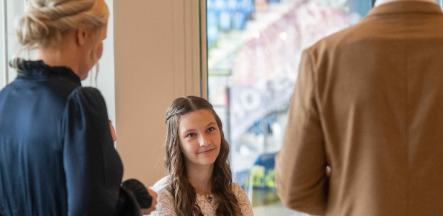 Forældre holder tale til konfirmand på Blue Water Arena