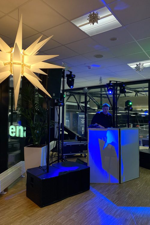 DJ spiller musik til julefrokost med lys, højtalere og festlig belysning i Claus Sørensen Loungen hos Esbjerg Konference & Event.