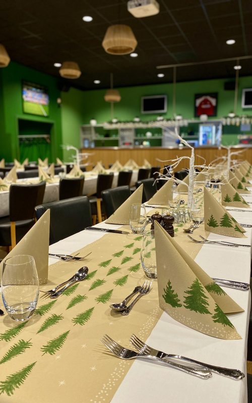 Opdækning af julefrokost i EfB Caféen.