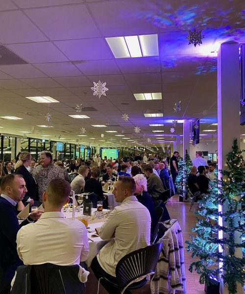 Gæster hygger sig til julefrokost i Claus Sørensen Loungen.