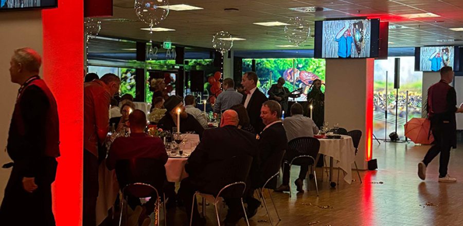 Rød løber, stemningsfuld belysning og festligt selskab – alt er på plads til en eksklusiv firmafest med god mad, musik og glade gæster