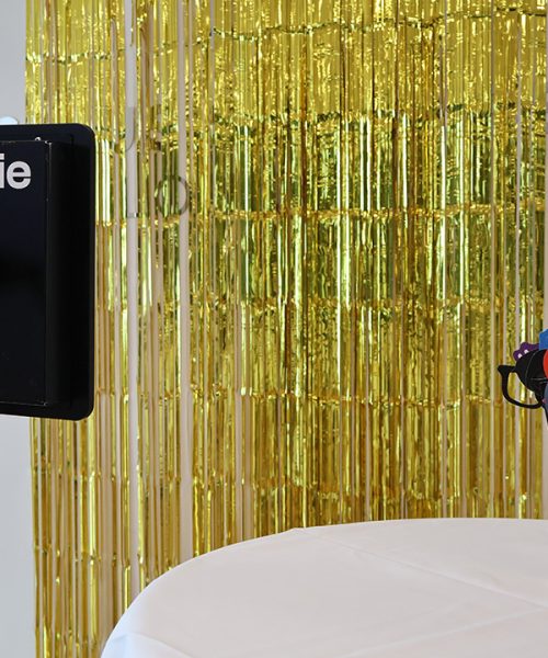 “MySelfie fotostation med guldbaggrund og rekvisitter klar til sjove billeder ved fest hos Esbjerg Konference & Event.