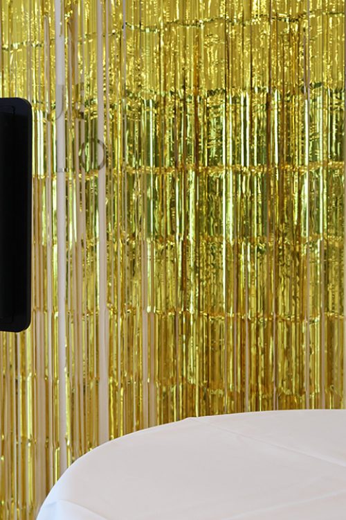 “MySelfie fotostation med guldbaggrund og rekvisitter klar til sjove billeder ved fest hos Esbjerg Konference & Event.