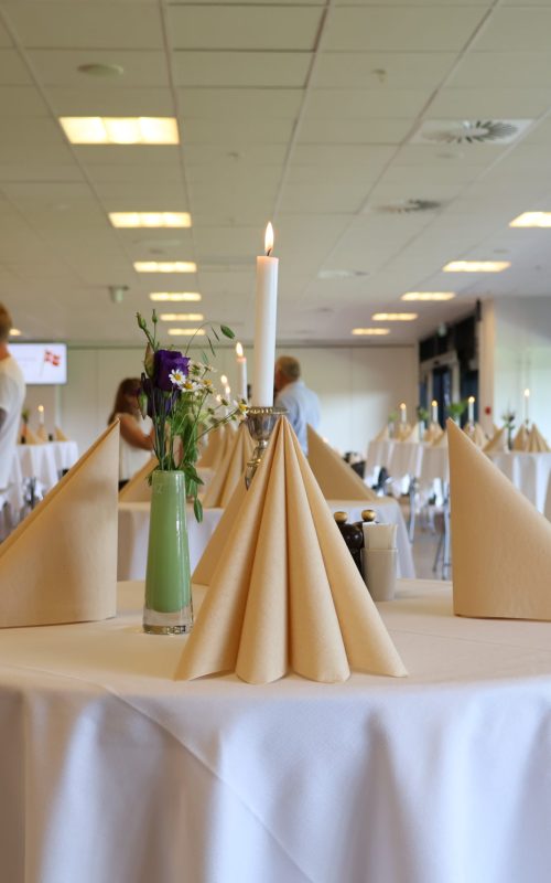 Opdækkede ståborde med hvide duge, servietter og levende lys til reception på Blue Water Arena i Carlsberg Loungen hos Esbjerg Konference & Event