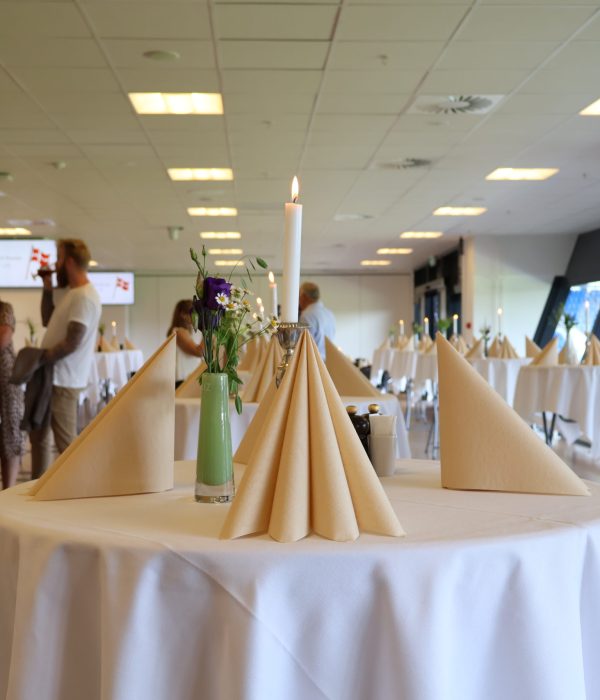 Opdækkede ståborde med hvide duge, servietter og levende lys til reception på Blue Water Arena i Carlsberg Loungen hos Esbjerg Konference & Event
