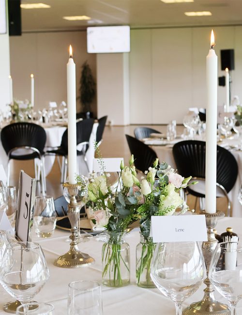 Elegant borddækning til bryllup med blomster tilpasset brudebuket